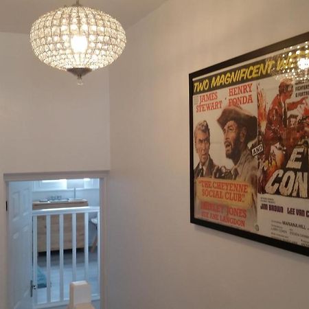 The Picture House Stylish Apartment In 포위 외부 사진