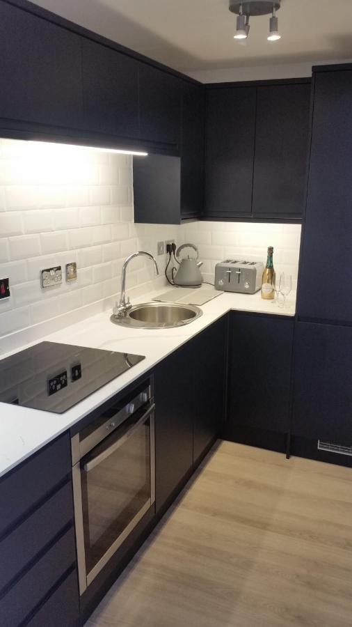 The Picture House Stylish Apartment In 포위 외부 사진