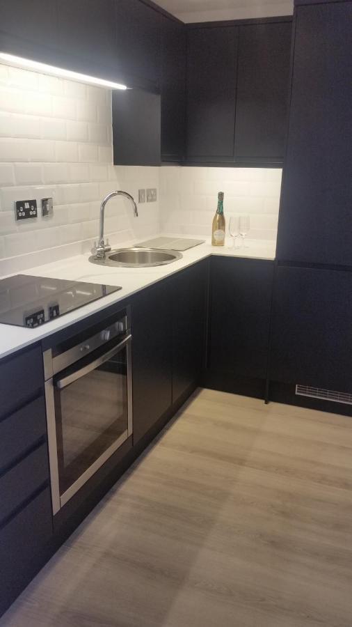 The Picture House Stylish Apartment In 포위 외부 사진