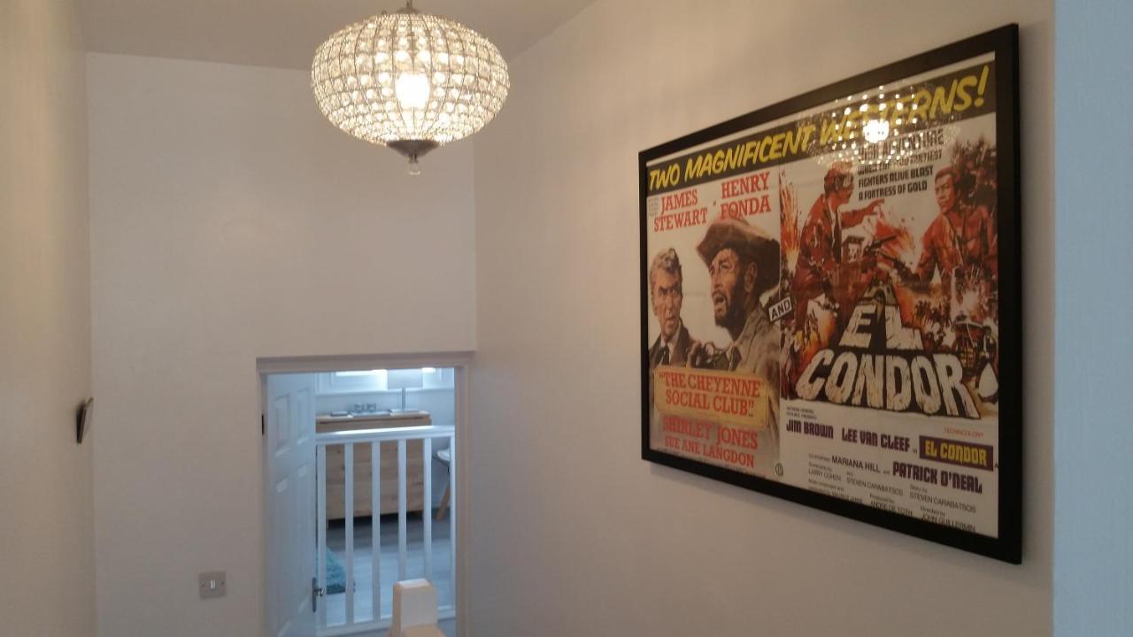 The Picture House Stylish Apartment In 포위 외부 사진